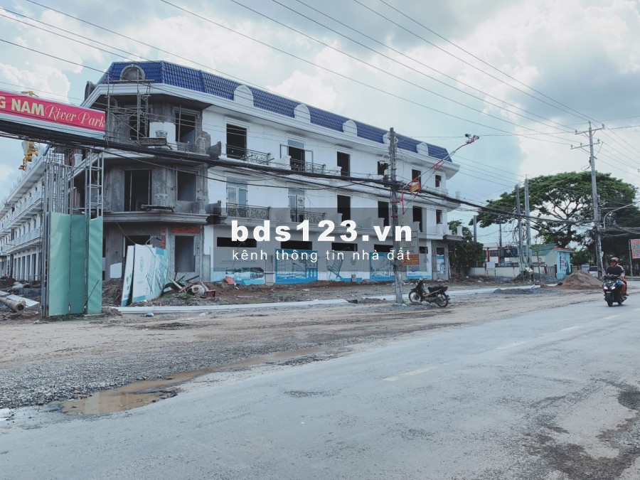 NHÀ TP BẾN TRE, CĂN GÓC 2 MẶT TIỀN ĐỐI DIỆN CÔNG VIÊN, HỒ BƠI