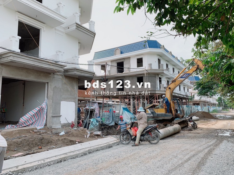 NHÀ TP BẾN TRE, CĂN GÓC 2 MẶT TIỀN ĐỐI DIỆN CÔNG VIÊN, HỒ BƠI
