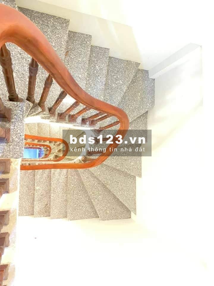 32M RA MẶT PHỐ HOÀNG MAI BA GÁC TRÁNH XE MÁY MẶT NHÀ ĐẸP Ở NGAY