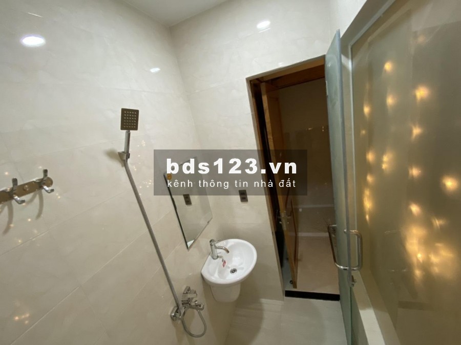 Phòng BAO ĐẸP, MỚI, máy lạnh, tủ lạnh,tủ quần áo- gần ĐH Văn Lang, FPT, 85A Nguyễn Thượng Hiền