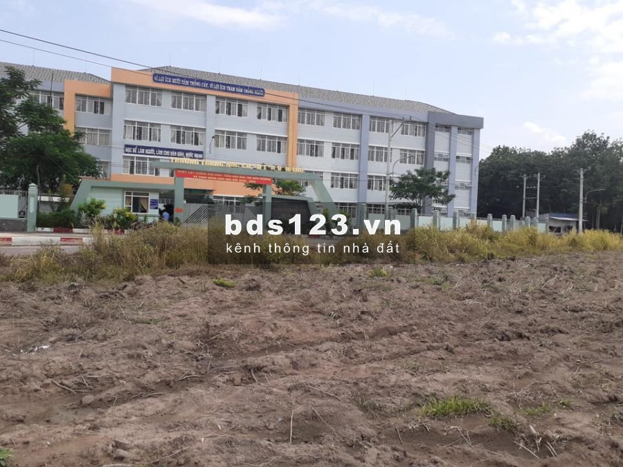 Cần bán 10m mặt tiền đường nhựa 1 xẹc Quốc lộ 13 gần chợ Trừ Văn Thố. LH 0948.566.932
