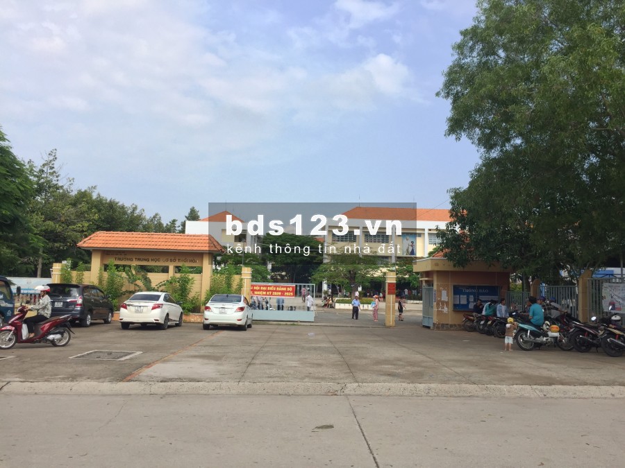 Chính chủ cần sang lại lô đất 300m2 thổ cư 100% khu vực đông dân cư, gần trường, gần chợ Bình Dương