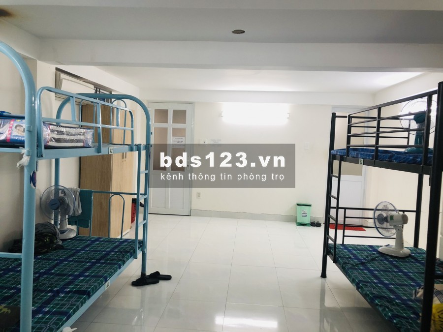 Cho thuê ký túc xá thoáng mát, phòng ít người (4-6 người/phòng), giá 1tr/tháng