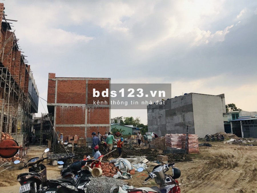 Cần vốn bán gấp nhà 1 trệt 1 gác lửng 1 lầu 750tr lh 0927156268