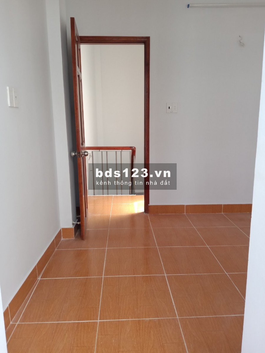 Bán nhà 2 lầu, sổ hồng, đường Lô Tư kéo dài, vị trí đẹp, chính chủ bán chỉ 2.2 tỷ