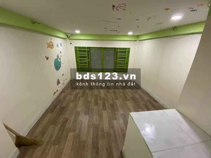 Nhà bán hoặc cho thuê ngay trung tâm Quận 10