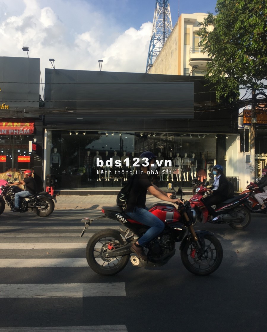 Mặt Tiền Đường Âu Cơ. DT: 7.5 x 35 _ trống suốt