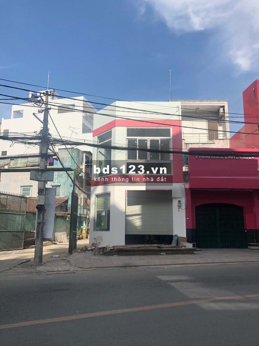 2 Mặt Tiền Đường Cách Mạng Tháng 8. DT: 4 x 12 . Nhà 1 lầu đẹp