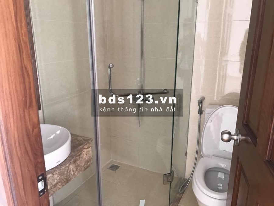 Căn hộ chung cư Sky Center 2 phòng ngủ 80m2 nội thất cơ bản (rèm, máy lạnh, bếp) 12Tr