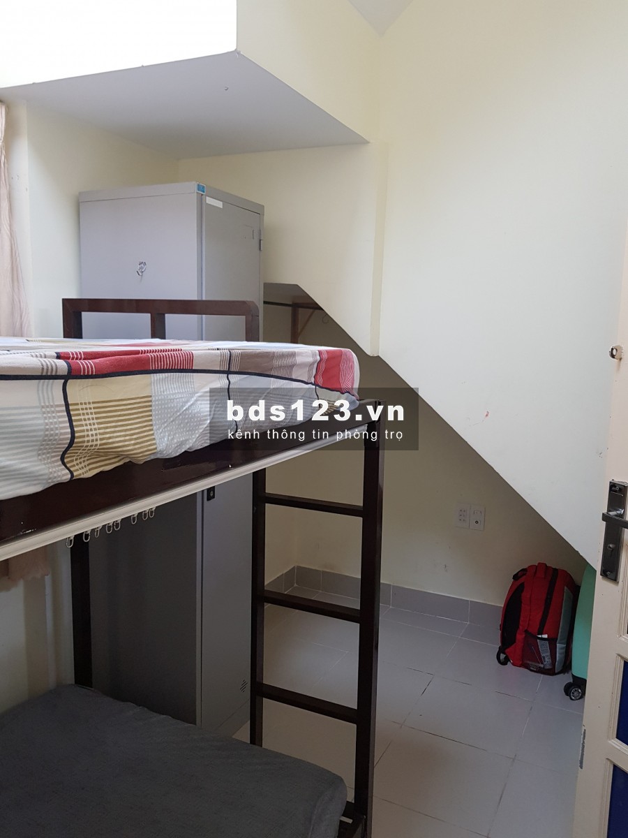 Cho thuê phòng trọ 12m2 Quận 1, tự do, không chung chủ, wc trong, kệ bếp