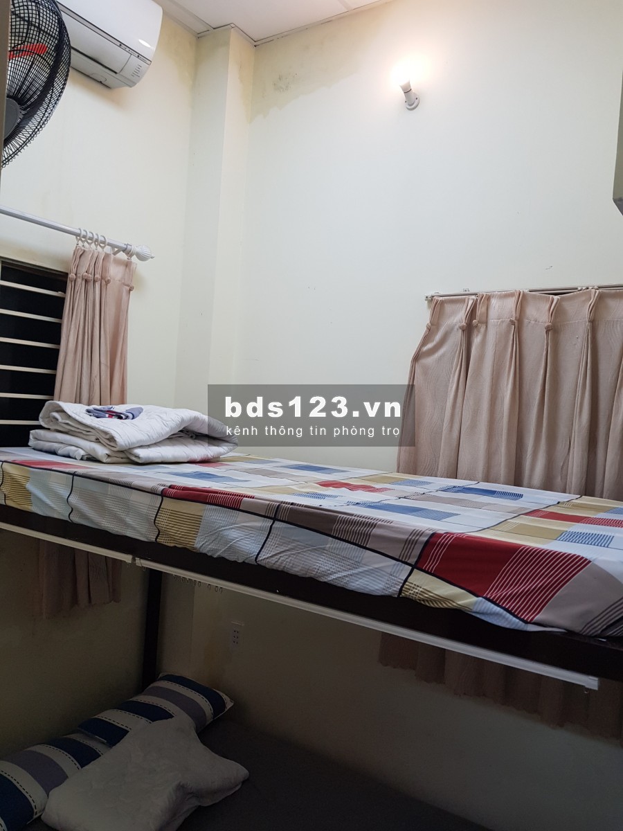 Cho thuê phòng trọ 12m2 Quận 1, tự do, không chung chủ, wc trong, kệ bếp