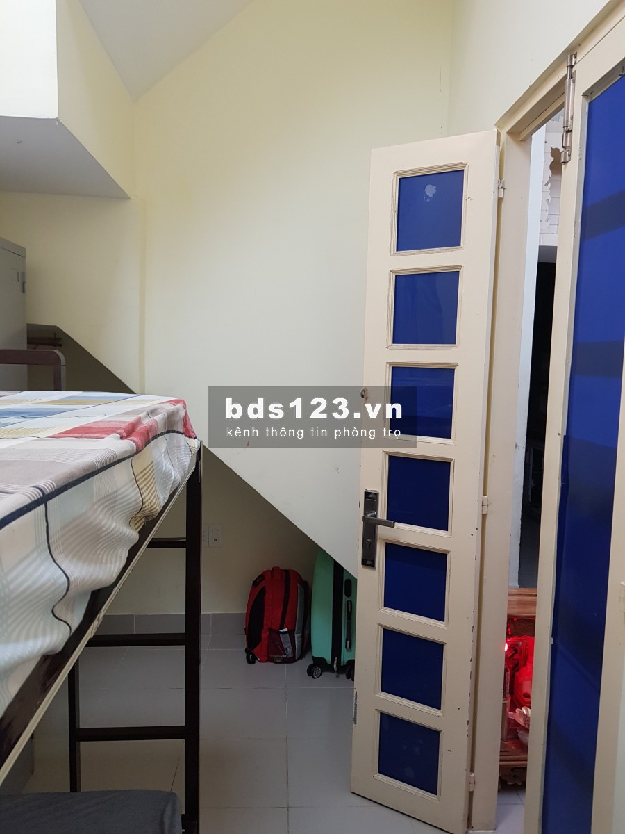 Cho thuê phòng trọ 12m2 Quận 1, tự do, không chung chủ, wc trong, kệ bếp