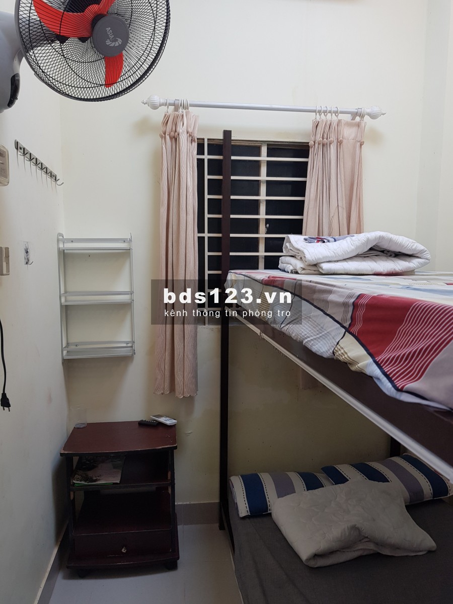 Cho thuê phòng trọ 12m2 Quận 1, tự do, không chung chủ, wc trong, kệ bếp