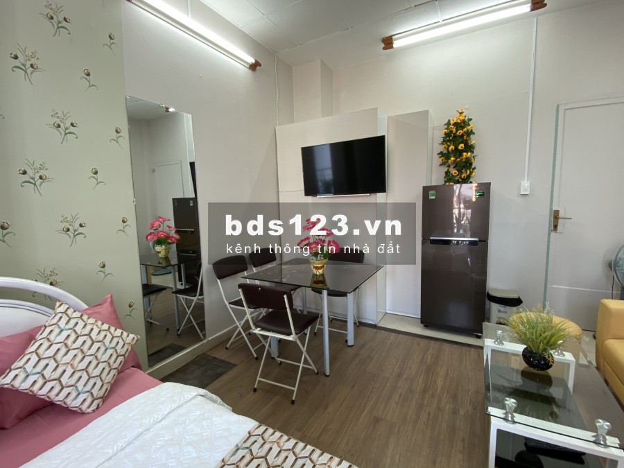 Tìm bạn nữ ở ghép Căn hộ trên tầng 3 của tòa nhà : phòng ngủ 45m2 có ban công view mặt trước của tòa nhà đang cần thêm một bạn nữ ở ghép,