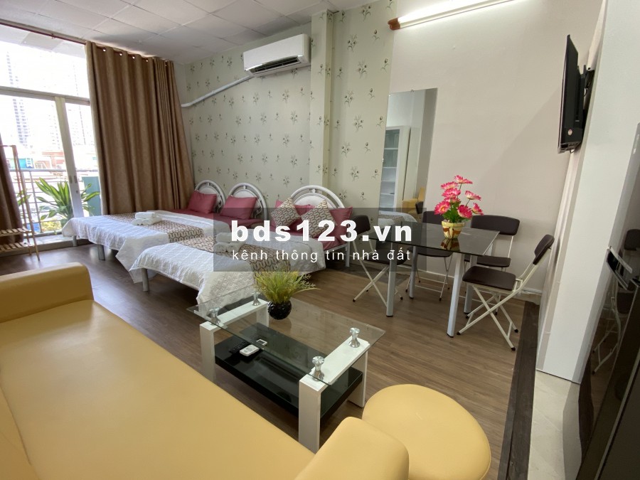Tìm bạn nữ ở ghép Căn hộ trên tầng 3 của tòa nhà : phòng ngủ 45m2 có ban công view mặt trước của tòa nhà đang cần thêm một bạn nữ ở ghép,