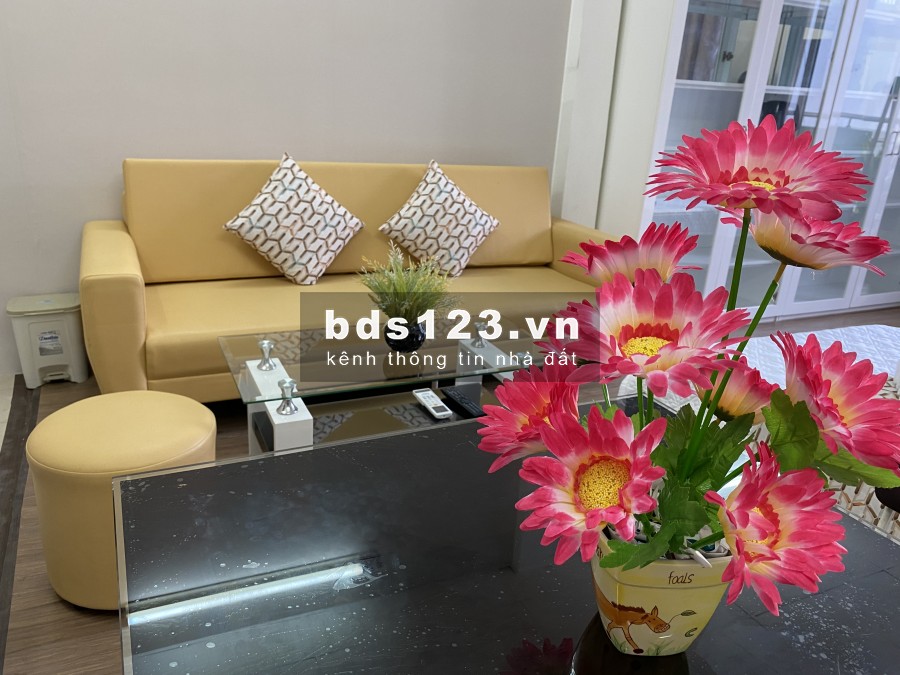 Tìm bạn nữ ở ghép Căn hộ trên tầng 3 của tòa nhà : phòng ngủ 45m2 có ban công view mặt trước của tòa nhà đang cần thêm một bạn nữ ở ghép,