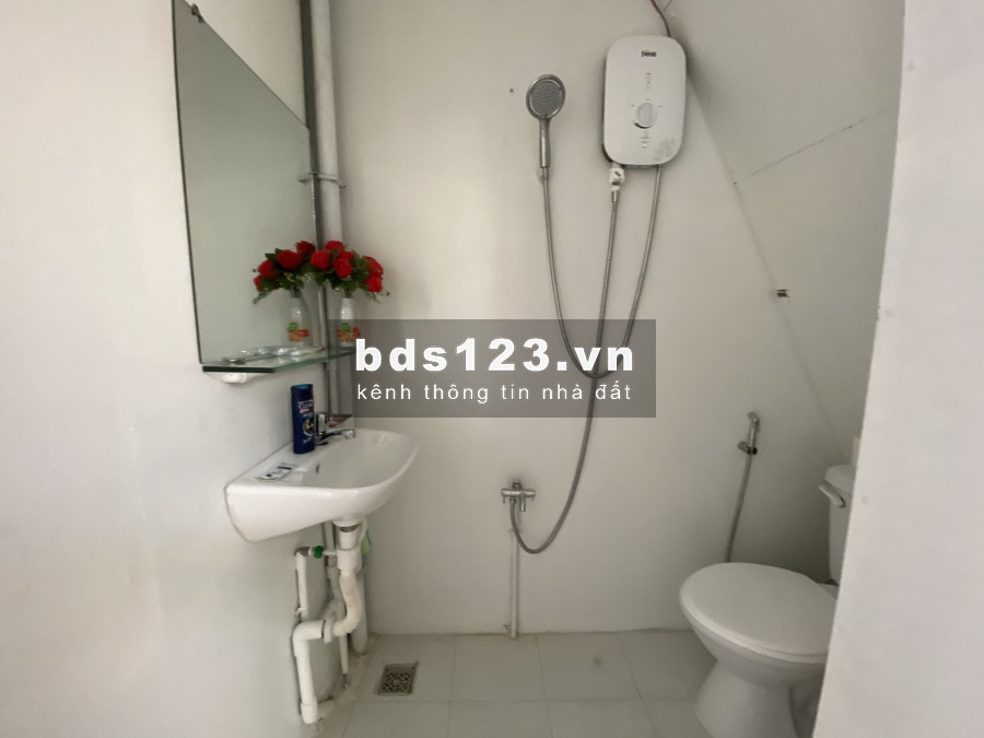 Tìm bạn nữ ở ghép Căn hộ trên tầng 3 của tòa nhà : phòng ngủ 45m2 có ban công view mặt trước của tòa nhà đang cần thêm một bạn nữ ở ghép,