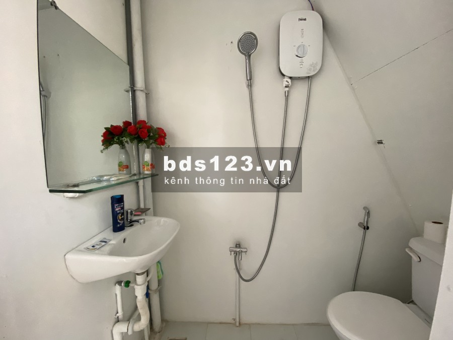 Tìm bạn nữ ở ghép Căn hộ trên tầng 3 của tòa nhà : phòng ngủ 45m2 có ban công view mặt trước của tòa nhà đang cần thêm một bạn nữ ở ghép,