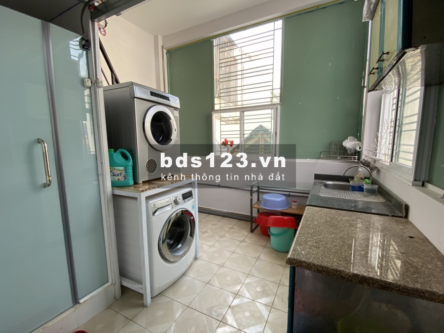 Tìm bạn nữ ở ghép Căn hộ trên tầng 3 của tòa nhà : phòng ngủ 45m2 có ban công view mặt trước của tòa nhà đang cần thêm một bạn nữ ở ghép,