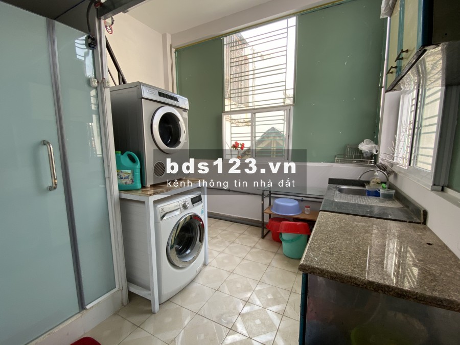 Tìm bạn nữ ở ghép Căn hộ trên tầng 3 của tòa nhà : phòng ngủ 45m2 có ban công view mặt trước của tòa nhà đang cần thêm một bạn nữ ở ghép,