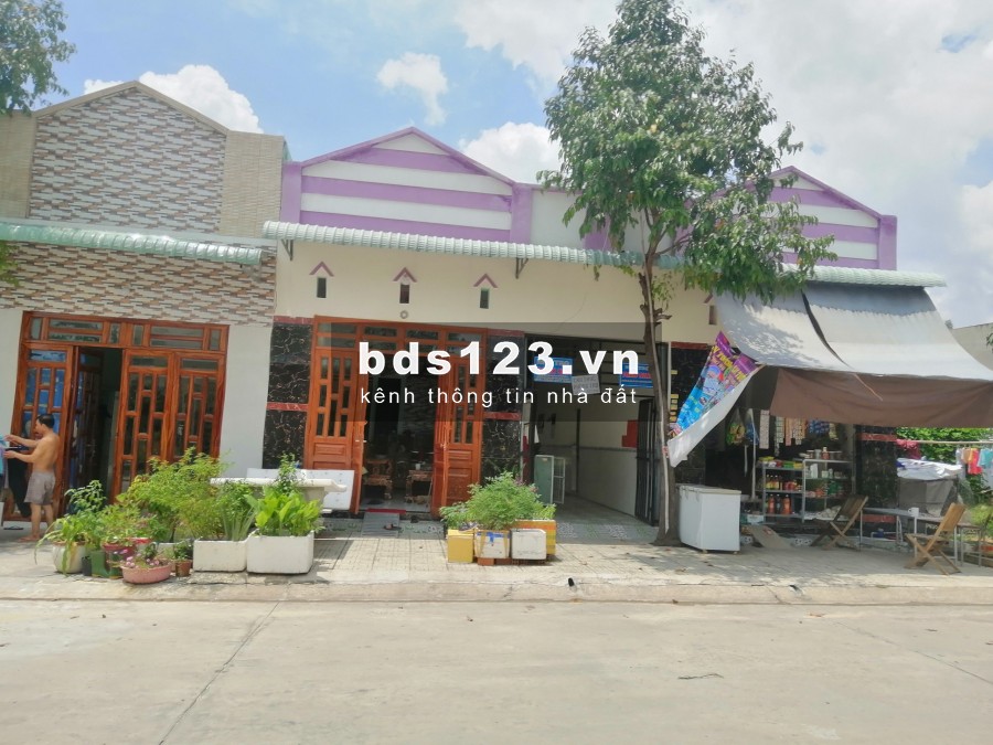Bán gấp 300m2 đất nền có thêm dãy trọ, dân cư đông tại Bình Dương, SHR thổ cư 100% giá rẻ đối diện BV, sát chợ dân sinh đông đúc