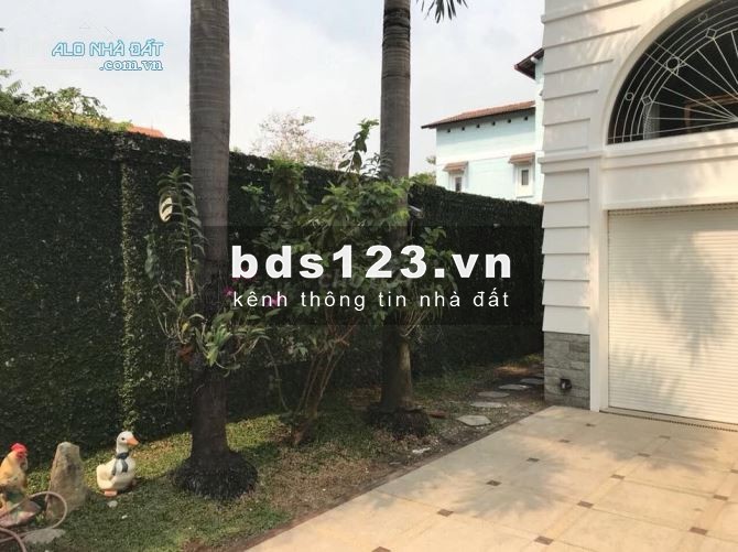 CẦN VỐN BÁN GẤP NHÀ NGUYỄN VĂN HƯỞNG Q2 240m2(12X20) 5Tỷ7. Có Sổ RIÊNG