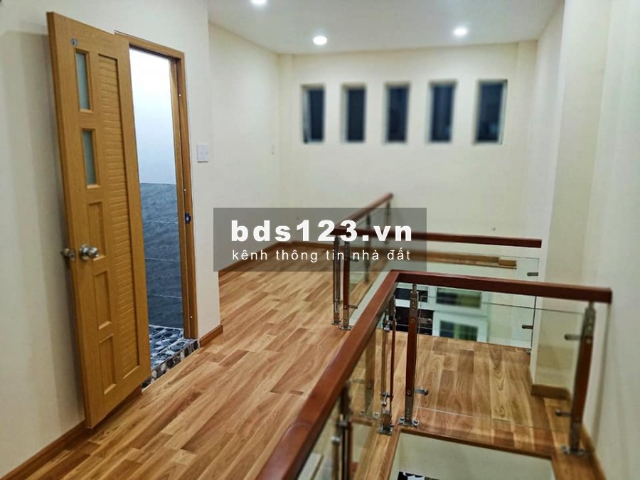 Bán nhà hẻm 5M 3 tầng 3/2 Quận 10 giá 4 tỷ (0902664082)