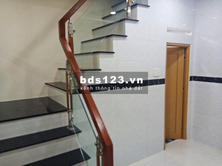 Bán nhà hẻm 5M 3 tầng 3/2 Quận 10 giá 4 tỷ (0902664082)