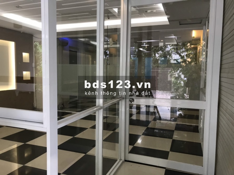 Văn phòng CỰC ĐẸP- 90m2, góc 2 mặt tiền, có sân trước và sau, kế bên ĐH Văn Lang CS3