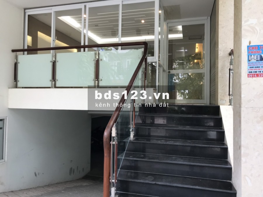 Văn phòng CỰC ĐẸP- 90m2, góc 2 mặt tiền, có sân trước và sau, kế bên ĐH Văn Lang CS3