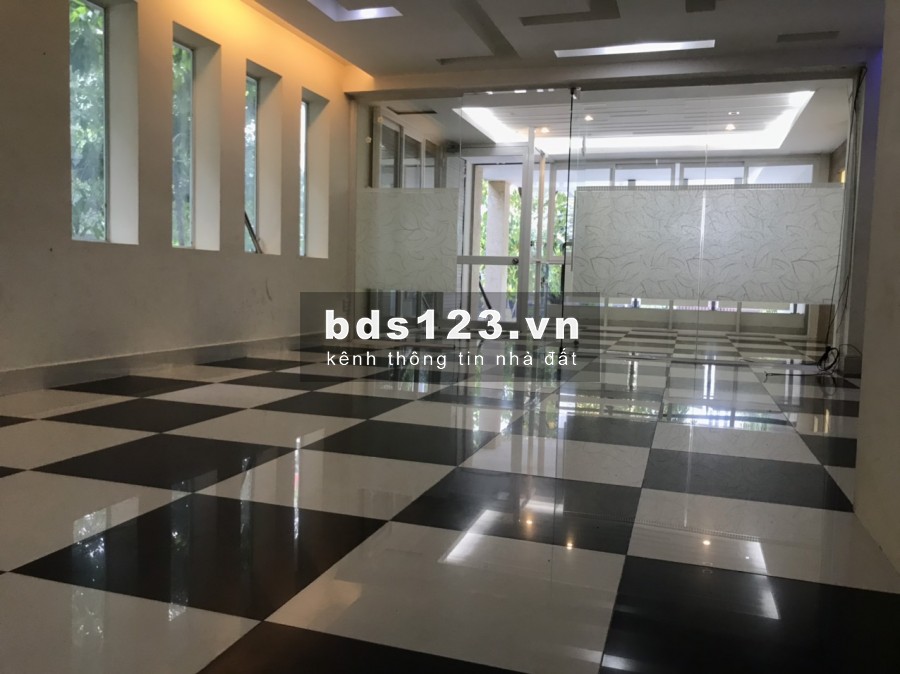 Văn phòng CỰC ĐẸP- 90m2, góc 2 mặt tiền, có sân trước và sau, kế bên ĐH Văn Lang CS3