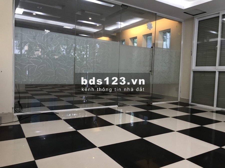 Văn phòng CỰC ĐẸP- 90m2, góc 2 mặt tiền, có sân trước và sau, kế bên ĐH Văn Lang CS3