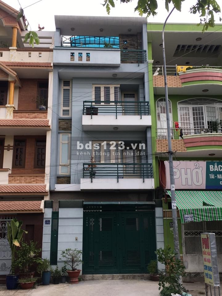 Trịnh Đình Trọng. DT 5.5 X 16.5. Nhà 2 Lầu. Khu dân cư đông