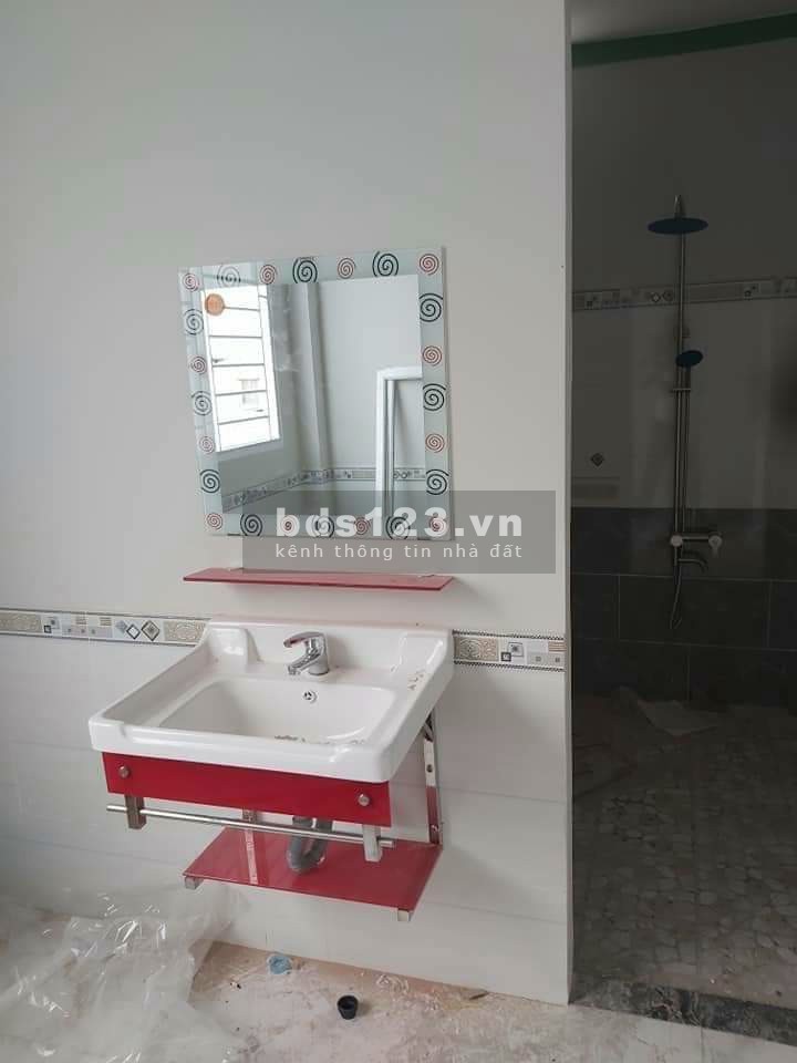 Bán gấp nhà 1 trệt 1 lầu ngay chợ Phú Phong Thuận An, SHR