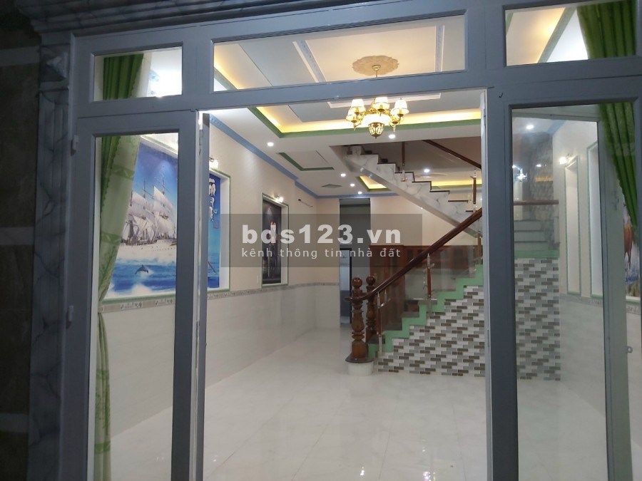 Bán gấp nhà 1 trệt 1 lầu ngay chợ Phú Phong Thuận An, SHR