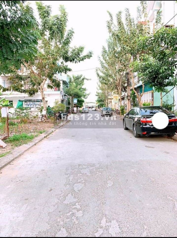 NHÀ Gần chợ BÌNH CHÁNH ,DT 100m2 ,Nhà 1 trệt 1 lầ