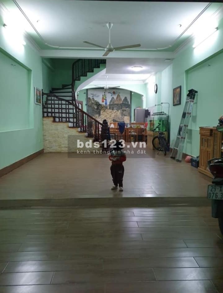 PHÂN LÔ Ô TÔ TRÁNH VỈA HÈ RỘNG KHU ĐÔ THỊ XA LA ĐANG PHÁT TRIỂN MẠNH CHỦ NHÀ THÀNH ĐẠT
