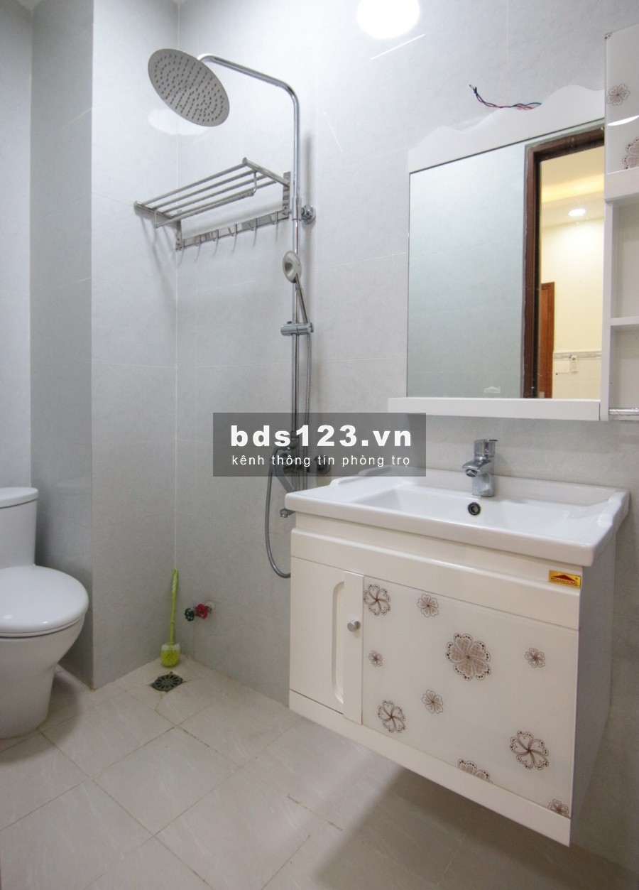 PHòng có gác mới xây, thoáng, thang máy, máy giặt, Free điện gần chợ Hạnh Thông Tây
