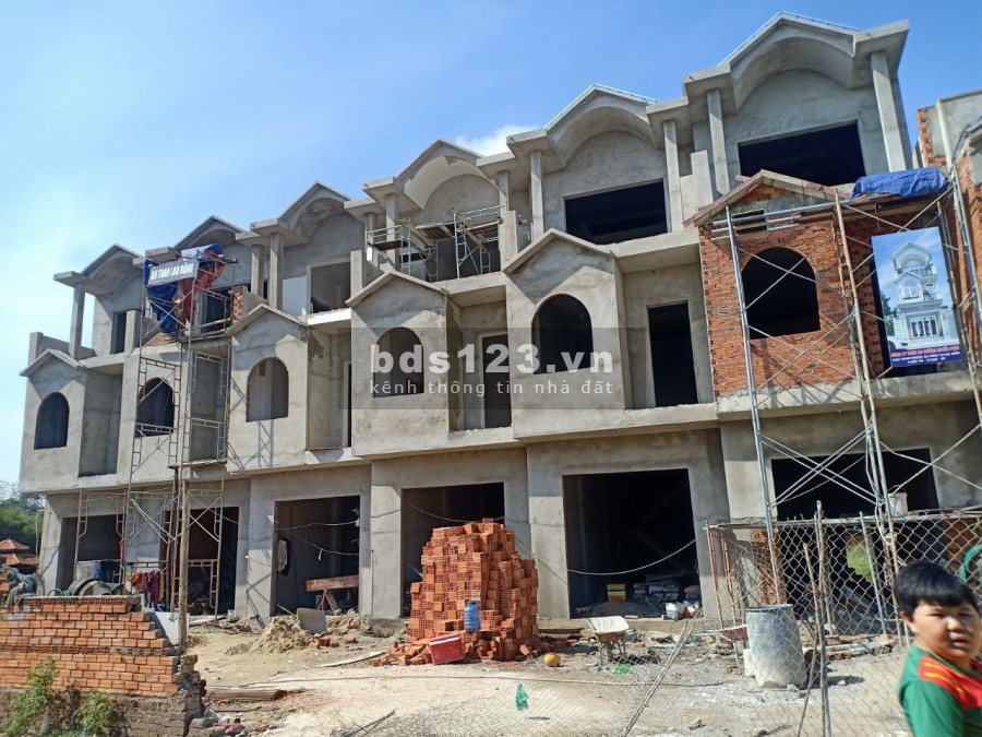 Nhà mới 1 trệt 2 lầu gần KDL Đại Nam,hỗ trợ ngân hàng 50%