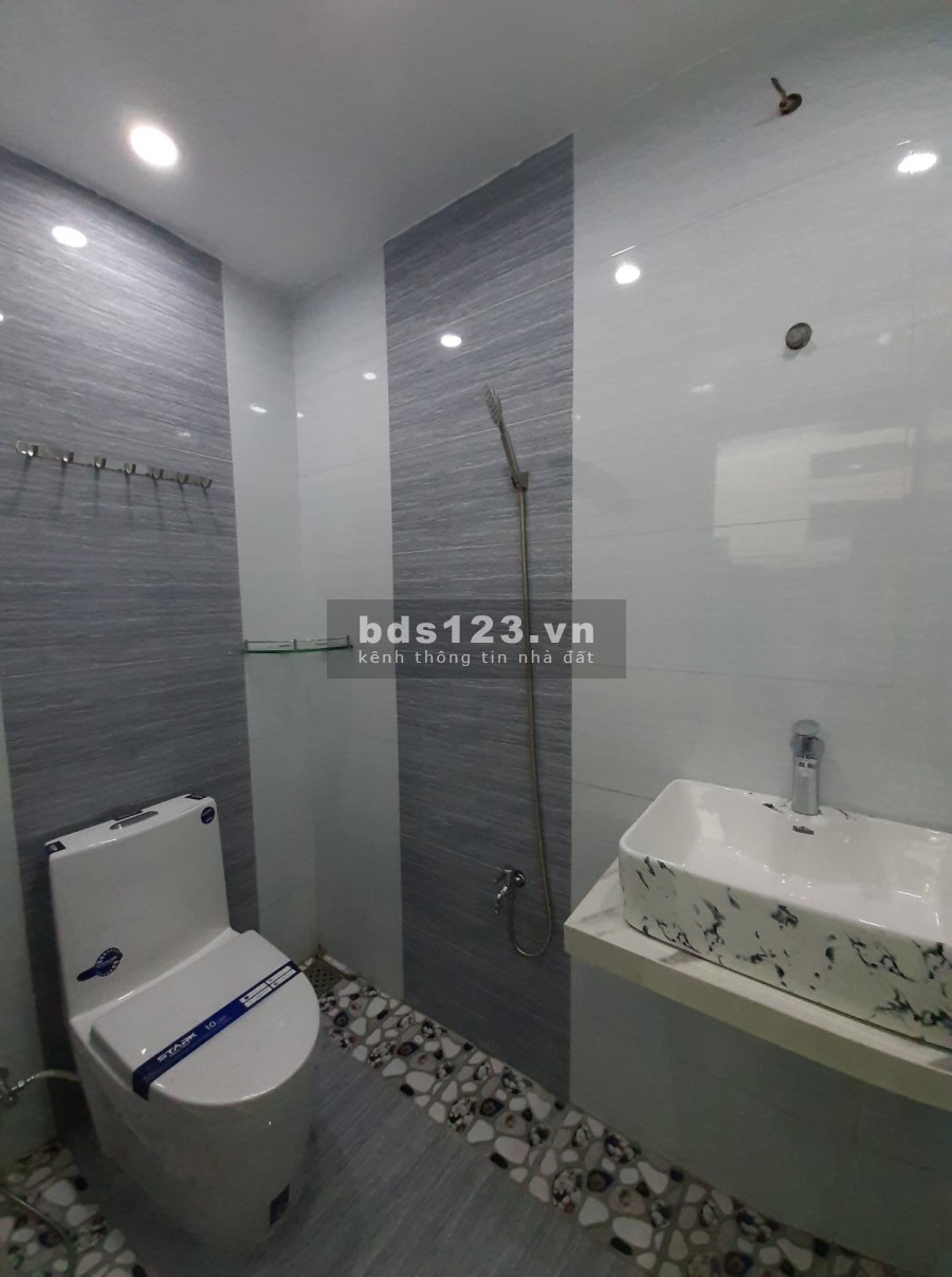 HIẾM BÁN CHỈ NHỈNH 2 TỶ CÓ NGAY NHÀ HXH 3 TẦNG BTCT TÂN BÌNH