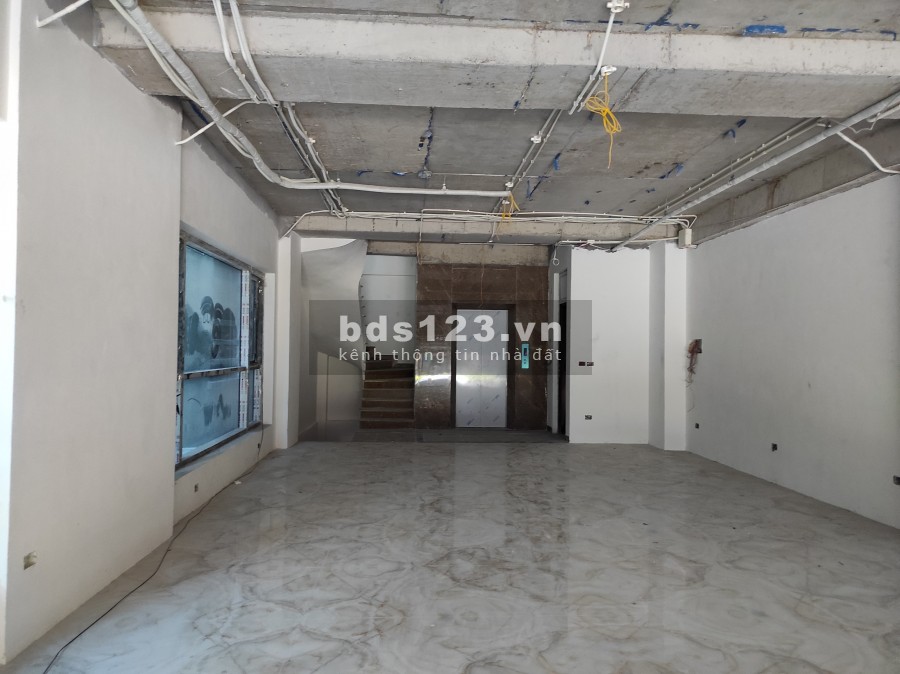Cần bán gấp nhà mặt phố Nguyễn Văn Cừ 128m2, 6T, MT 6m, Giá 29.5 tỷ, KD bất chấp.