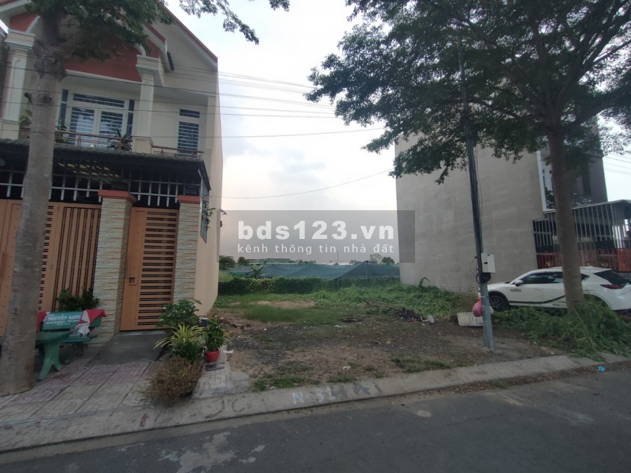 Còn duy nhất 1 lô góc hai mặt tiền nằm trong khu đô thị 5 sao gần chợ Bình Chánh 2km