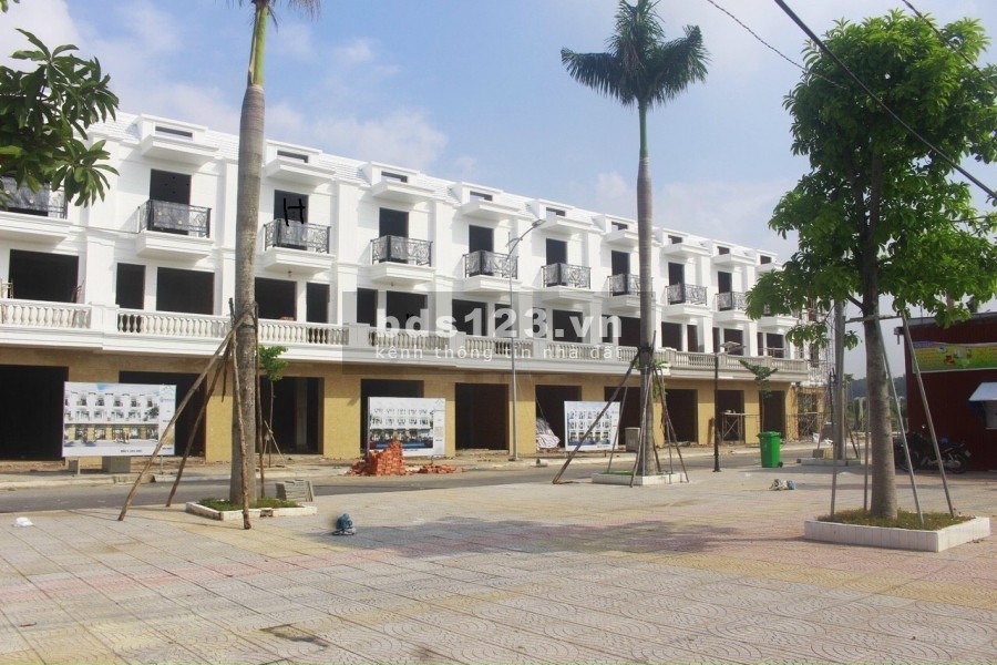 Nhà phố1 trệt 2 lầu, sổ sẵn, DT sử dụng 202,5m2.