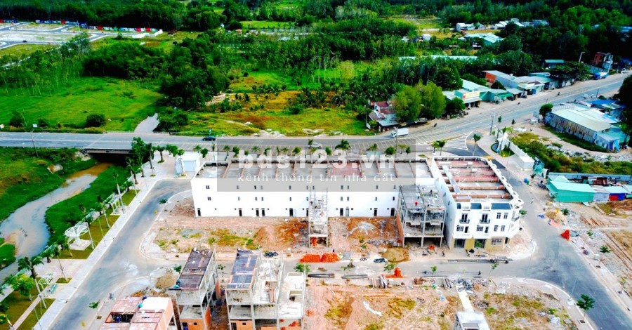 Nhà phố1 trệt 2 lầu, sổ sẵn, DT sử dụng 202,5m2.