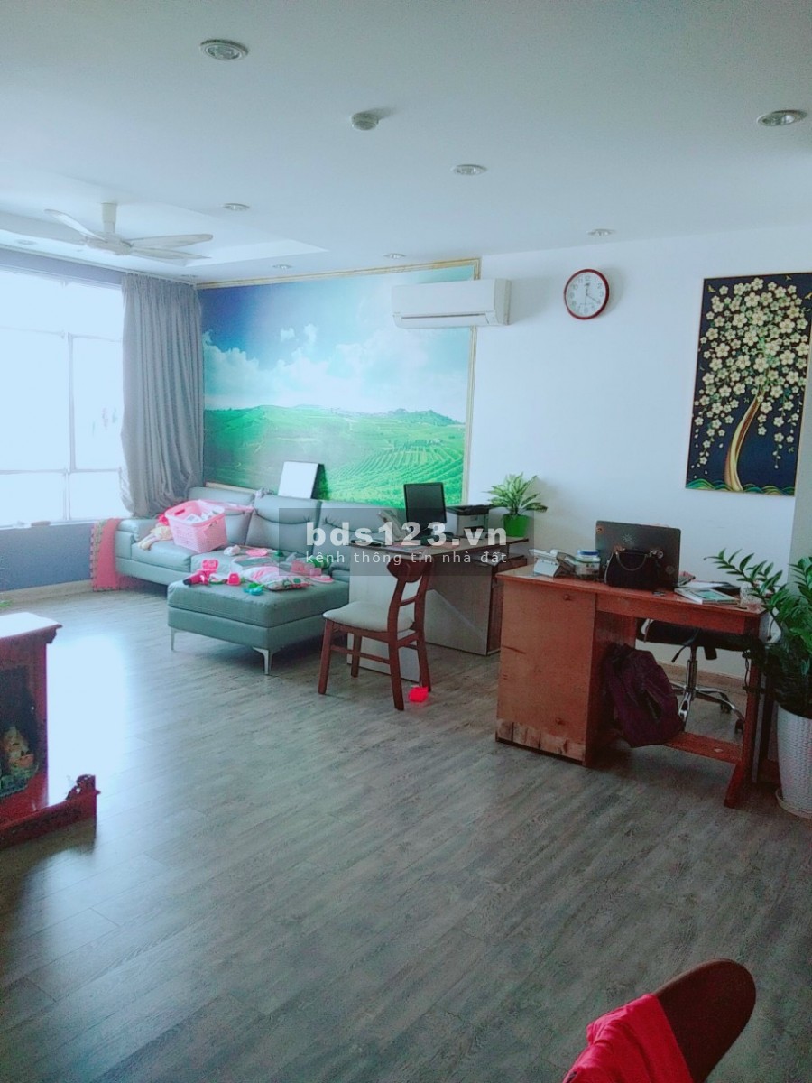 Bán nhanh căn hộ Hoàng Anh An Tiến thiết kế 119m2 3pn, 2wc. Nhà lót lại sàn hoàn toàn. Gía bán: 2 tỷ 370 triệu