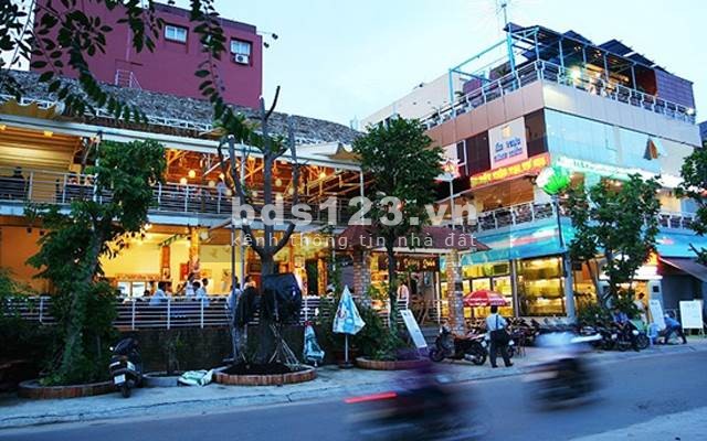 Cho thuê nhà MT bến vân đồn Q4, dt 10x30, 2 lầu