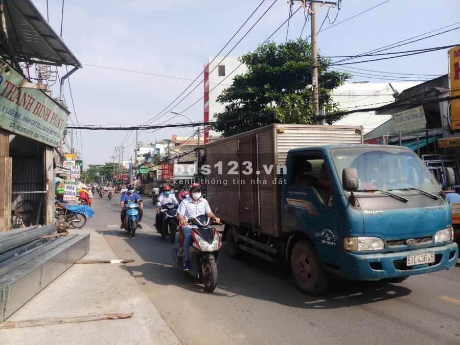 Cặp mặt tiền đường Bình Long, Tân Phú, DT 8mx24.2m, vuông vức. Cấp 4, gần ngã tư 4 Xã. Giá 26 tỷ