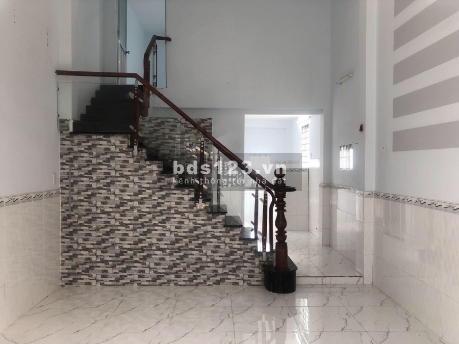 Bán rất gấp nhà 3.2mx8.2m HXH Nguyễn Khoái Phường 2 Quận 4 giảm từ 3 tỷ còn 2.7 tỷ
