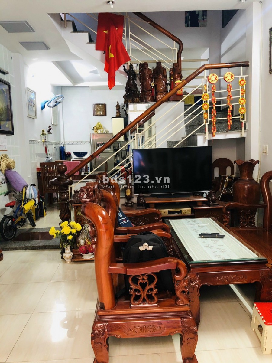 Nhà (1 trệt+1 lầu), sổ hồng riêng, đường Phan Văn Hớn vô ở liền. LH O789.114.979