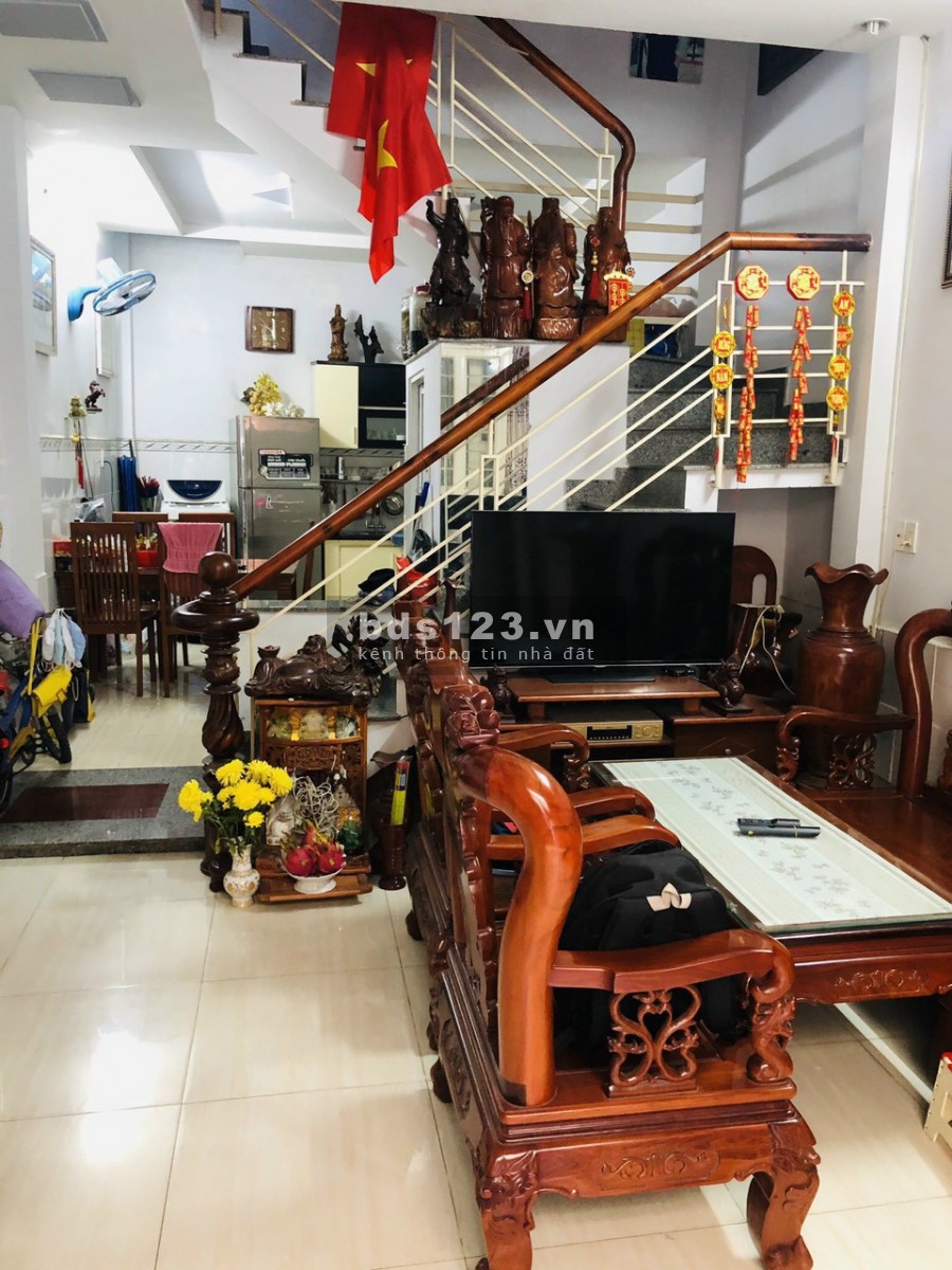 Nhà (1 trệt+1 lầu), sổ hồng riêng, đường Phan Văn Hớn vô ở liền. LH O789.114.979